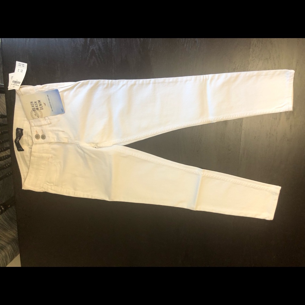 Women white crop Hollister jeans. Size 1R. Never worn. New with tags.